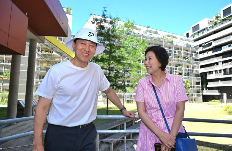 오세훈 서울시장이 1일(현지시각) 존벤트피어텔 공공주택에서 살고 있는 하태영씨와 대화하고 있다. 서울시 제공