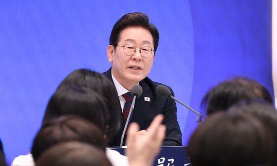 이재명 대통령이 3일 서울 종로구 청와대 영빈관에서 열린 취임 첫 공식 기자회견 ‘대통령의 30일, 언론이 묻고 국민에게 답하다’에 참석해 기자들의 질문을 받고 있다. 대통령실사진기자단