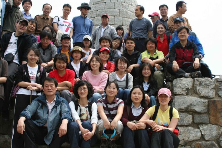 2008년 5월 9일 1기 진실화해위 집단희생조사국 조사관들이 서울 서대문구 안산으로 워크숍 갔을 때의 사진. 가운데 빨간 모자 쓴 이가 김애자 조사관. 그 뒤가 당시 상임위원이었던 김동춘 성공회대 교수. 김상숙 제공