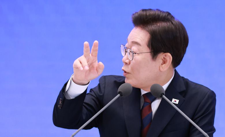 이재명 대통령이 3일 청와대 영빈관에서 \'대통령의 30일, 언론이 묻고 국민에게 답하다\' 기자회견을 하며 강유정 대통령실 대변인과 대화하고 있다. 대통령실사진기자단