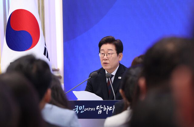 이재명 대통령이 3일 서울 종로구 청와대 영빈관에서 열린 취임 첫 공식 기자회견 ‘대통령의 30일, 언론이 묻고 국민에게 답하다’에 참석해 발언하고 있다. 대통령실사진기자단