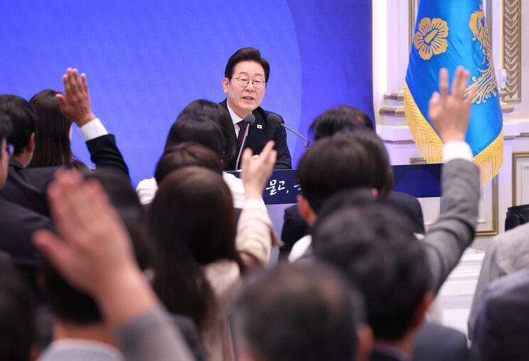 이재명 대통령이 3일 서울 종로구 청와대 영빈관에서 열린 취임 첫 공식 기자회견 \'대통령의 30일, 언론이 묻고 국민에게 답하다\'에 참석해 기자들의 질문을 받고 있다. 대통령실사진기자단