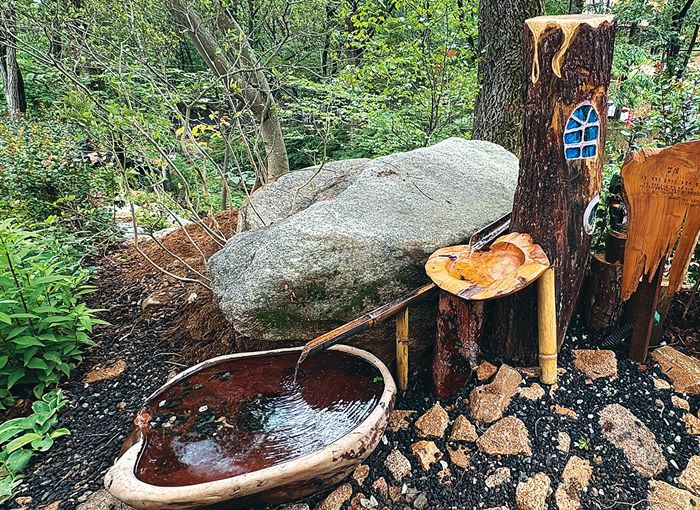 노원구의 문일공방 문형식·김현 두 작가가 자투리 나무를 활용해 곳곳에 설치해둔 작품을 보는 것도 재미 중의 하나다. 하변길 기자