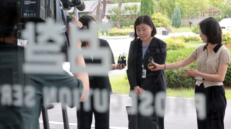 임은정 신임 서울동부지검장이 4일 서울 송파구 서울동부지방검찰청으로 첫 출근하며 취재진 질문에 답하고 있다. 연합뉴스