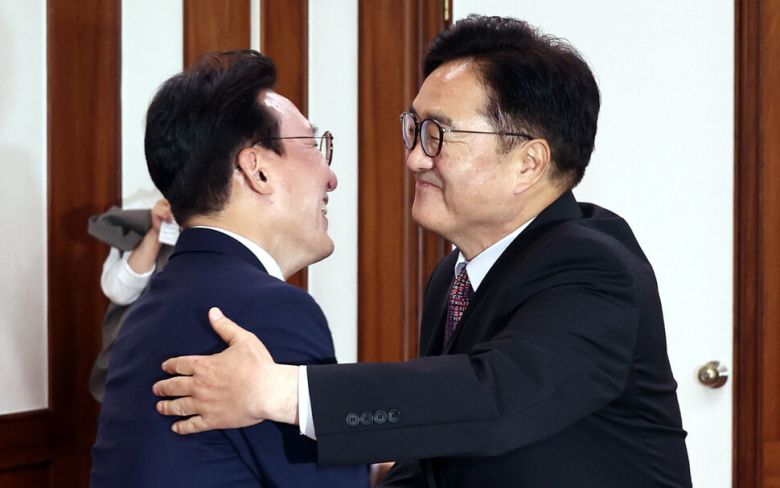 김민석 국무총리가 4일 오후 국회 의장실에서 우원식 국회의장과 인사한 뒤 포옹하고 있다. 윤운식 선임기자 yws@hani.co.kr