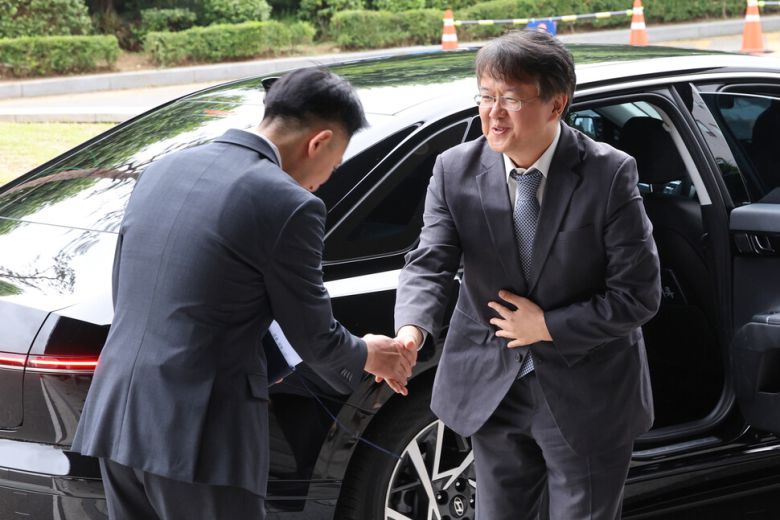 김태훈 신임 서울남부지검장이 4일 오전 서울 양천구 서울남부지방검찰청으로 출근하며 직원들과 인사를 하고 있다. 연합뉴스