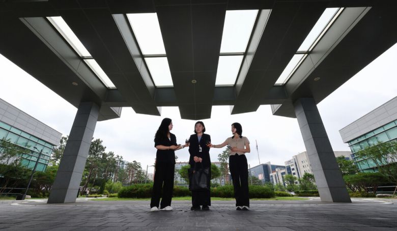 임은정 신임 서울동부지검장이 4일 오전 서울 송파구 서울동부지방검찰청으로 첫 출근하며 취재진 질문에 답하고 있다. 연합뉴스