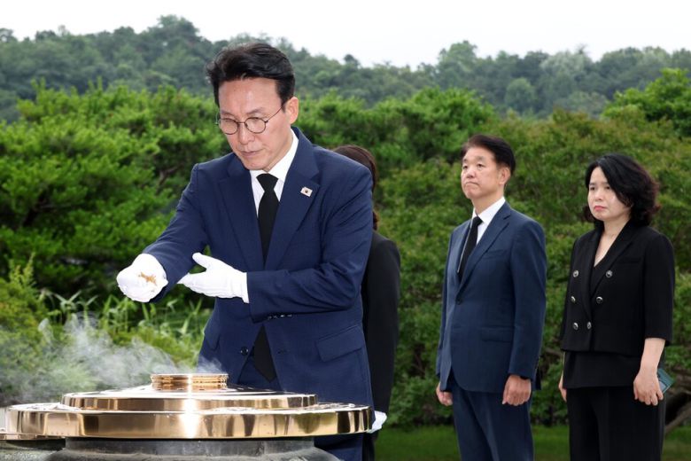 김민석 국무총리가 4일 서울 동작구 국립서울현충원을 찾아 현충탑에 분향하고 있다. 공동취재사진
