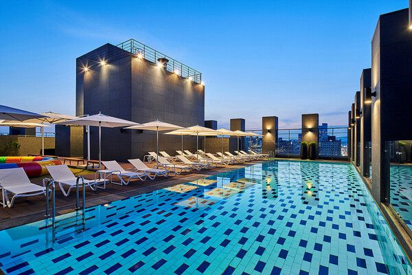 ‘힐튼가든인 서울강남’ 수영장. 힐튼가든인 서울강남 제공