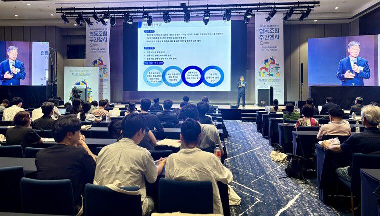 장종익 한국협동조합학회장(한신대 교수)이 3일 서울 강서구 코엑스마곡에서 열린 ‘협동조합 학술·정책 콘퍼런스’에서 ‘협동조합기본법의 제정 이후 한국협동조합의 성과와 과제’라는 주제로 발표하고 있다.