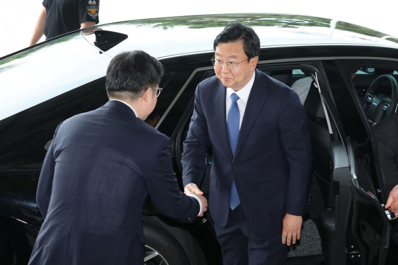 정진우 신임 서울중앙지검장이 4일 오전 서울 서초구 서울중앙지검으로 출근하며 직원과 인사하고 있다. 김영원 기자 forever@hani.co.kr