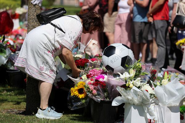 축구 팬들이 지난 3일(현지시각) 영국 프로축구팀 리버풀의 안방인 안필드에서 디오구 조타를 추모하는 모습. 리버풀/로이터 연합뉴스