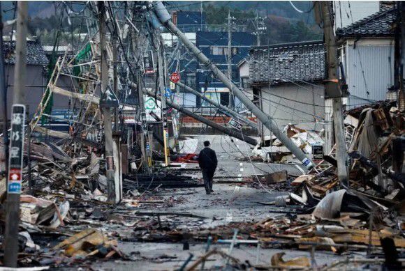 지난해 대규모 지진이 발생한 일본 노토반도에서 한 남성이 거리를 걸어가고 있다. 로이터 연합뉴스