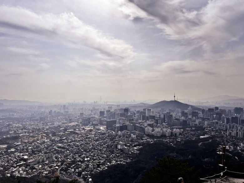인왕산에서 내려다본 서울 도심 파노라마. 내가 이 도시의 일부라는 사실이 새삼 낯설게 느껴진다. ⓒ주신하 제공
