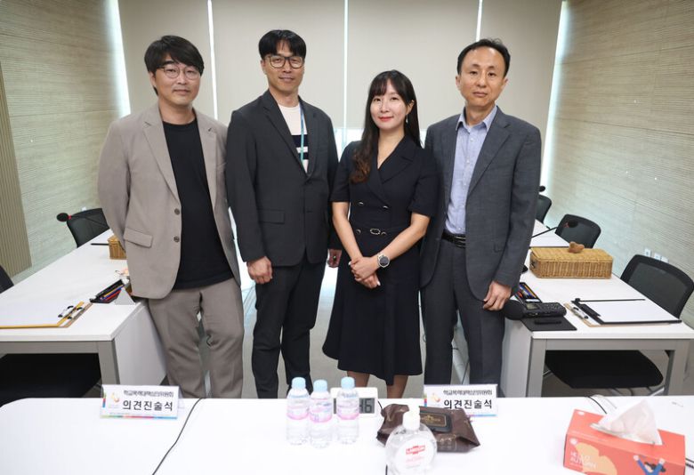 경기도 고양시 고양미래인재교육센터에 마련된 학교폭력대책심의위원회 심의실에서 노정철 경기도 교육청 생활교육과 장학사, 김익환 경기도 교육청 생활교육과 장학사, 최건희 경기도 고양교육지원청 생활교육과 학교폭력제로센터 변호사, 고재현 경기도 시흥교육청 지역교육과 장학사(왼쪽부터)가 촬영하고 있다. 의견진술석에 있는 갑티슈는 실제 의견진술이 시작되면 진술석에 앉은 학생들이 한 통을 다 쓴다고 한다. 윤운식 선임기자