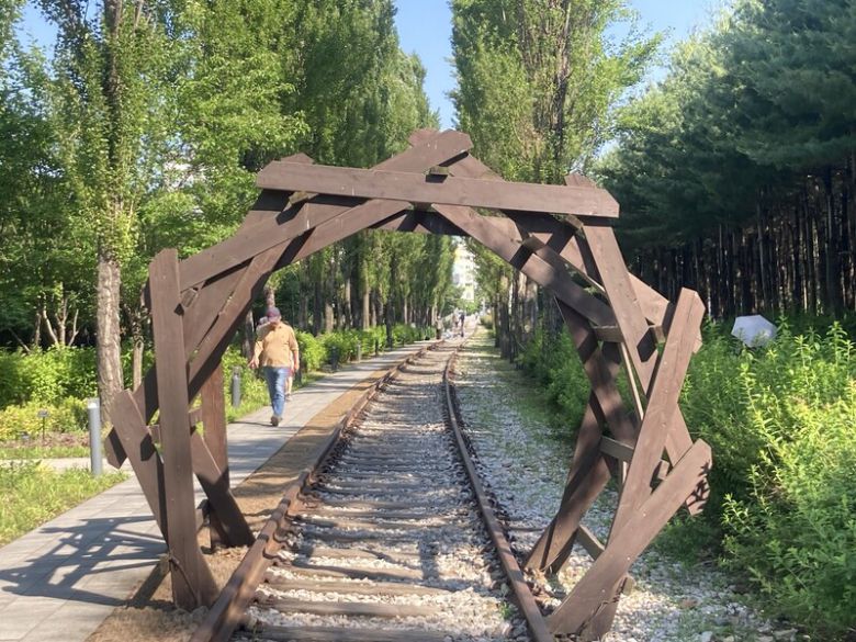 옛 철길과 숲 사이를 달리게 되는 러닝 명소인 경춘선숲길 코스. 달리면서 색다른 풍광을 만난다. 박미향 기자