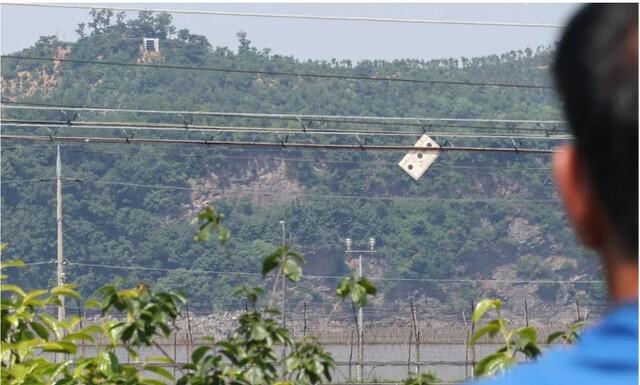 우리 군이 대북 확성기 방송을 중지하자, 북한도 맞대응 대남 소음 방송을 멈춘 가운데 지난 6월12일 오전 인천시 강화군 송해면 당산리 이장 안효철씨가 자택 옥상에서 북한 확성기가 있는 황해북도 개풍군을 바라보고 있다. 김영원 기자 forever@hani.co.kr