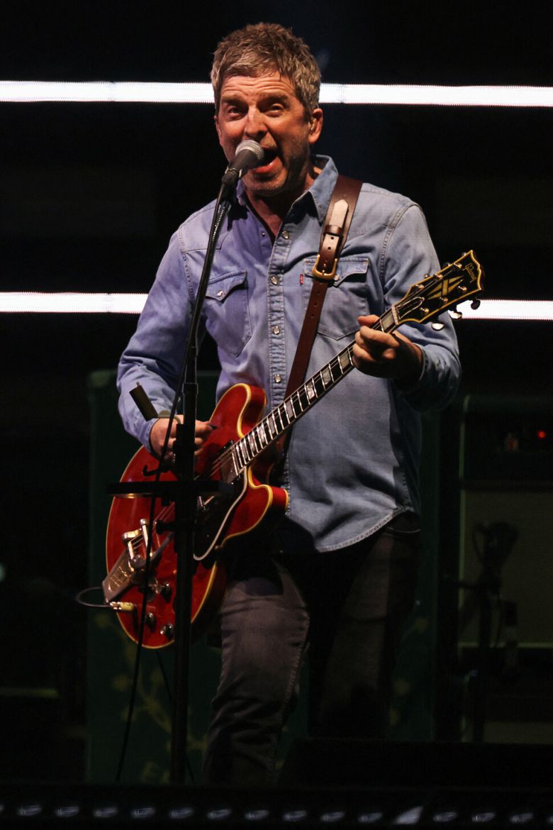 지난 4일(현지시각) 영국 웨일스 카디프 프린시팰리티 스타디움에서 열린 록 밴드 오아시스의 복귀 무대에서 노엘 갤러거가 노래하고 있다. 카디프/로이터 연합뉴스