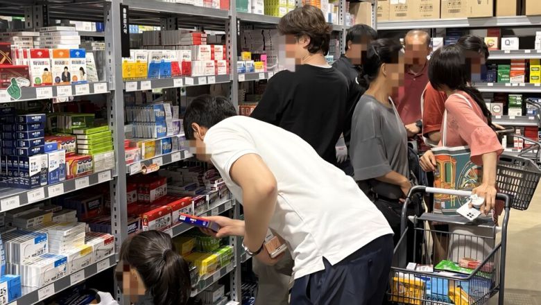 지난 2일 경기도 성남시 수정구 창고형 약국 ‘메가팩토리’에서 소비자들이 약을 고르고 있다. 이주빈 기자