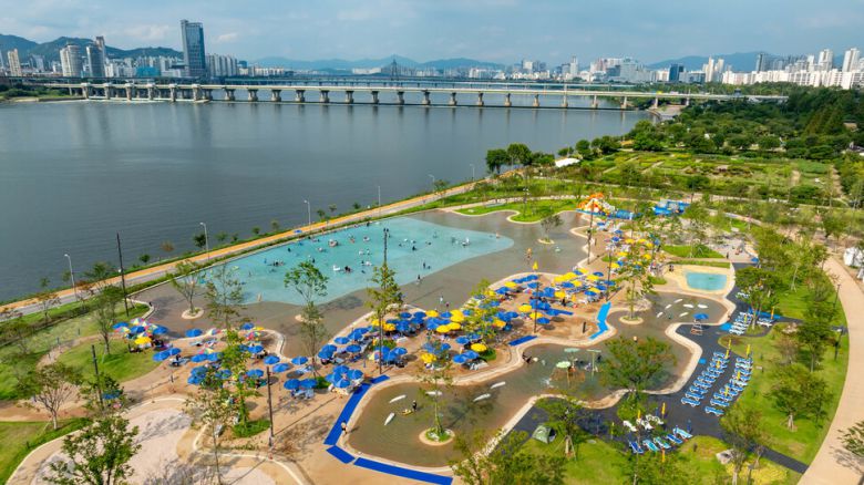 서울 송파구 잠실 한강공원 자연형 물놀이장 전경. 서울시 제공