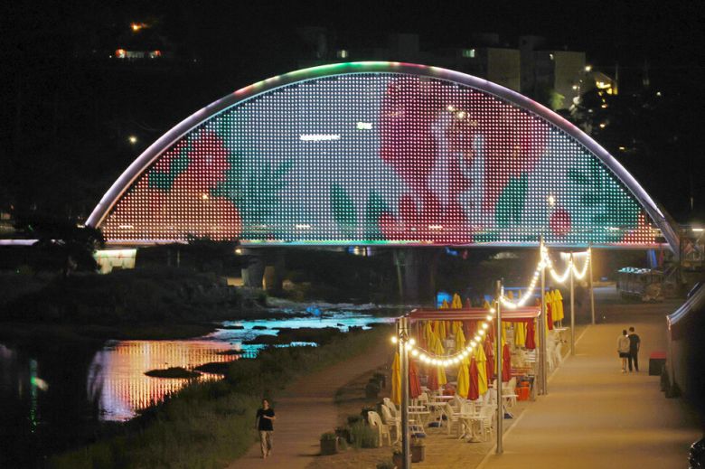 괴산 동진천 미디어 파사드. 괴산군 제공