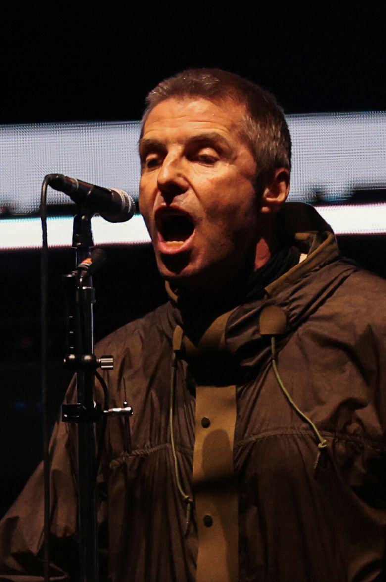 지난 4일(현지시각) 영국 웨일스 카디프 프린시팰리티 스타디움에서 열린 록 밴드 오아시스의 복귀 무대에서 리암 갤러거가 노래하고 있다. 카디프/로이터 연합뉴스