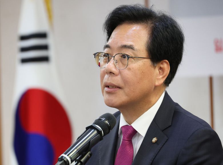 7일 서울 여의도 국회 의원회관에서 열린 지속가능한 AI 데이터센터 구축전략 세미나에서 국민의힘 송언석 비상대책위원장 겸 원내대표가 발언하고 있다. 연합뉴스