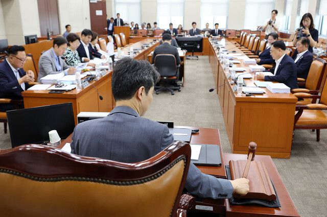 8일 국회 행정안전위원회의 법안심사제1소위원회에서 더불어민주당 소속 윤건영 소위원장이 의사봉을 두드리고 있다. 연합뉴스