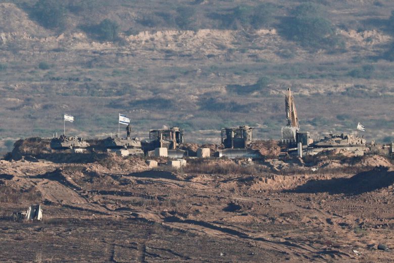 7일(현지시각) 이스라엘과 가자 국경 지역에서 이스라엘군인들이 작전을 수행하고 있다. 가자/로이터 연합뉴스