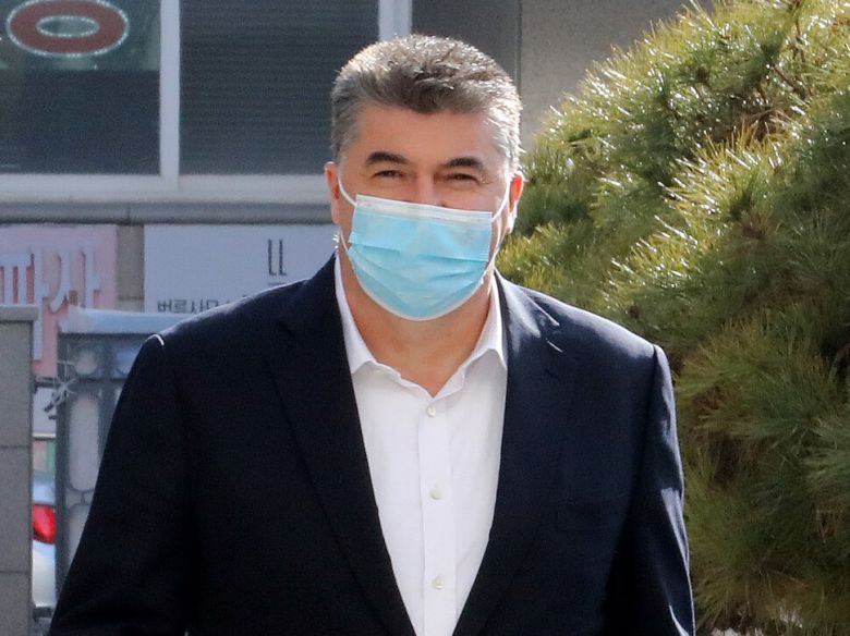 협력업체 노동자를 불법 파견받은 혐의로 기소된 카허 카젬 전 한국지엠(GM) 사장이 2023년 1월9일 오후 1심 선고 공판에 참석하기 위해 인천시 미추홀구 인천지방법원에 들어서고 있다.