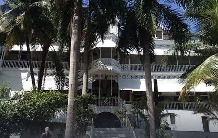 아이티의 수도 포르토프랭스에 있는 호텔 올로프슨 전경. 주말 사이 갱단 방화로 19세기에 지어진 건물이 불타에 타 없어졌다. 호텔 올로프슨 누리집 갈무리