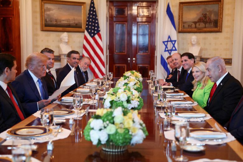 7일(현지시각) 미국 워싱턴 백악관 블루룸에서 도널드 트럼프 미국 대통령이 베냐민 네타냐후 이스라엘 총리가 자신을 노벨평화상 후보로 추천했다고 전한 뒤 추천 서한을 건네자 이를 살펴보고 있다. 워싱턴/로이터 연합뉴스