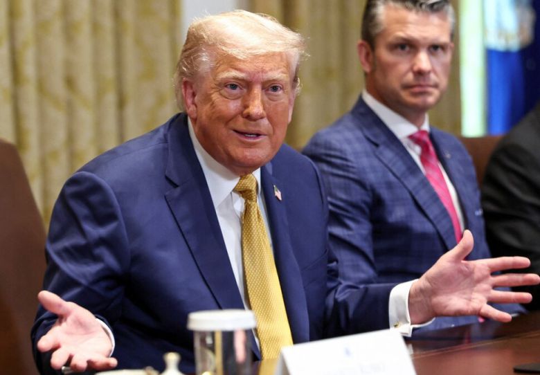 8일(현지시각) 미국 워싱턴 백악관에서 열린 내각 회의에서 도널드 트럼프 미국 대통령(왼쪽)이 발언하고 있고 피트 헤그세스 국방장관(가운데), 하워드 러트닉 상무장관(오른쪽)이 옆자리에 앉아 있다. 워싱턴/로이터 연합뉴스