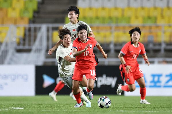 지소연이 9일 수원월드컵경기장에서 열린 2025 동아시안컵 축구대회 여자부 중국과의 경기에서 돌파하고 있다. 연합뉴스