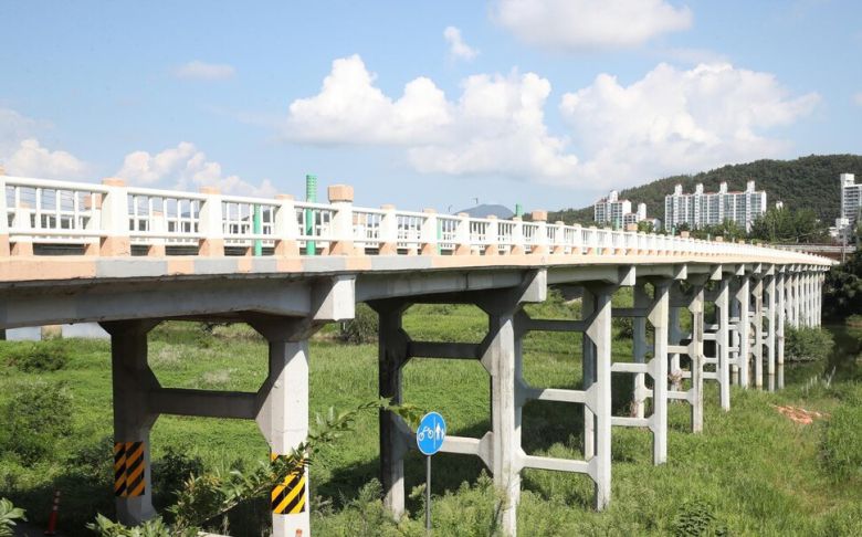 2023년 9월 울산 옛 삼호교의 난간은 흰색과 살구색이다. 울산시 제공