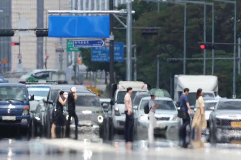 극심한 폭염이 이어진 9일 오후 서울 영등포구 여의대로가 뜨겁게 달궈져 아스팔트 위로 아지랑이가 피어오르고 있다. 백소아 기자 thanks@hani.co.kr