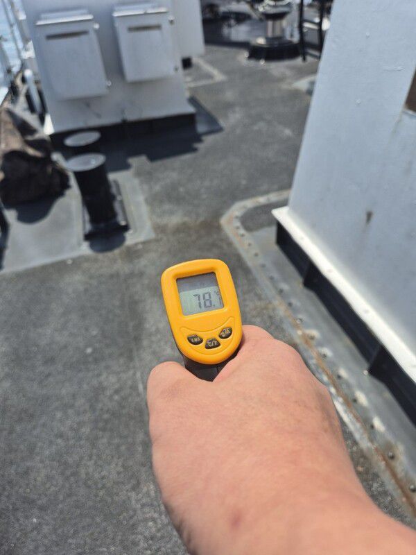 해경이 경비 중인 중형함정에서 촬영한 사진으로, 선체외판을 온도계로 측정한 결과 78도를 기록했다. 군산해경 제공