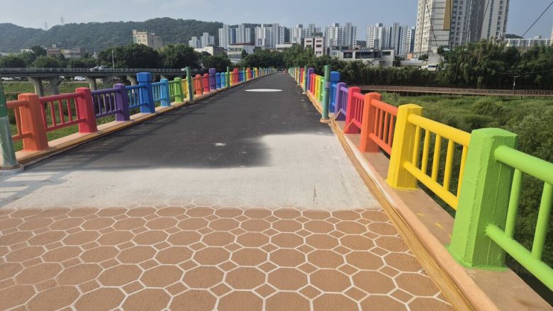 9일 찾은 울산 태화강국가정원 들머리의 옛 삼호교. 난간은 무지개색 페인트로 칠해져 있고, 아스팔트 위에 팔각형으로 덮은 바닥재가 중간에 끊겨 있다. 주성미 기자
