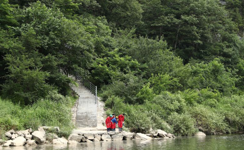 백룡동굴로 향하는 배가 도착하는 선착장. 계단을 오르면 백룡동굴 입구가 나타난다. 박미향 기자