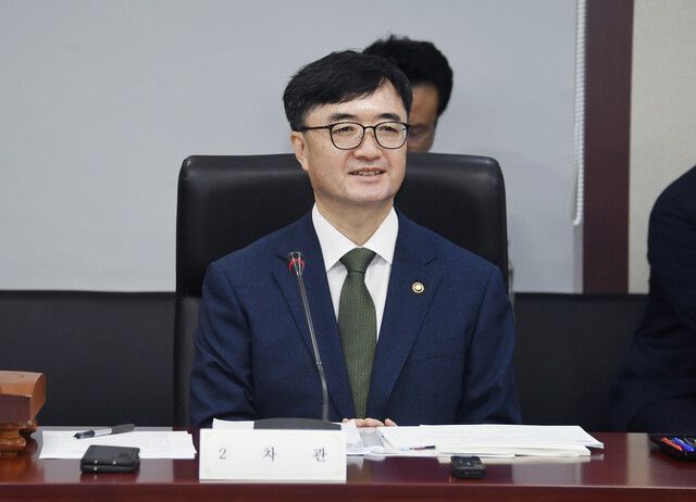 임기근 기획재정부 2차관이 10일 오전 서울 종로구 한국무역보험공사에서 열린 ‘2025년 제7차 재정사업평가위원회\'를 주재하고 있다. 기재부 제공