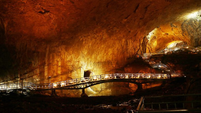 웅장한 위용을 자랑하는 삼척시 환선굴. 걷기 편한 나무·철재 다리가 곳곳에 놓여 있다. 박미향 기자