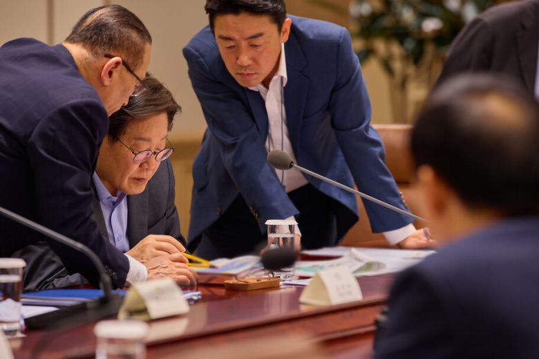 이재명 대통령이 10일 오후 서울 용산 대통령실에서 취임 뒤 첫 국가안전보장회의(NSC) 전체회의를 열어 위성락 국가안보실장(맨 왼쪽), 강훈식 대통령비서실장(오른쪽)과 자료를 보며 의견을 나누고 있다. 대통령실 제공