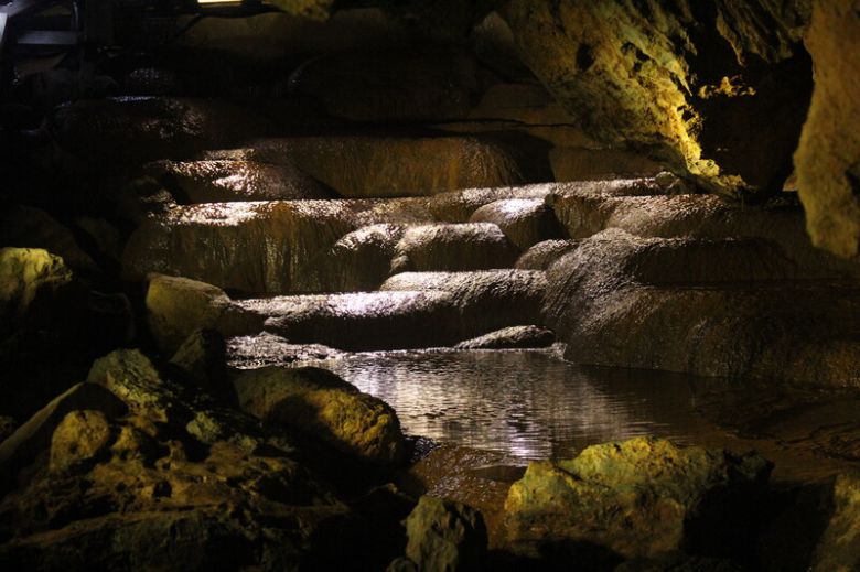 휴석이 모여 생긴 휴석소. 휴석은 동굴 바닥에 흐르는 지하수 안에 석회질 성분이 퇴적돼 생긴 둑을 말한다. 대금굴에 있는 휴석소. 삼척시 제공