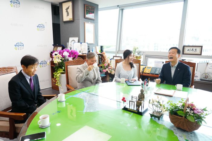 차담을 나누는 이승로 성북구청장(맨 오른쪽)과 성북참요양병원 관계자들. 성북구 제공