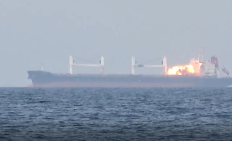 7일(현지시각) 예멘 호데이다 항구 앞바다 홍해에서 라이베리아 국적 이터니티 시 선박이 후티 반군의 공격을 받는 모습. EPA 연합뉴스. 후티 반군이 공개한 영상 갈무리.