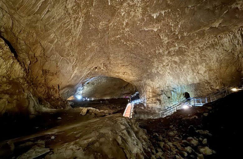 웅장한 위용을 자랑하는 삼척시 환선굴. 걷기 편한 나무·철재 다리가 곳곳에 놓여 있다. 박미향 기자