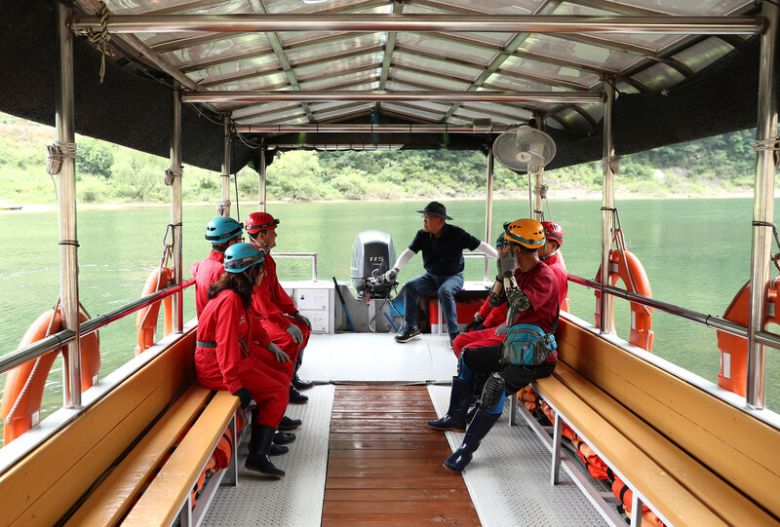 투어 마친 이들이 한목소리로 칭송하는 백룡동굴. 이 동굴 투어는 동강에 뜬 배를 타면서 시작된다. 대략 500m 물길을 배 타고 가야 백룡동굴에 도착한다. 박미향 기자