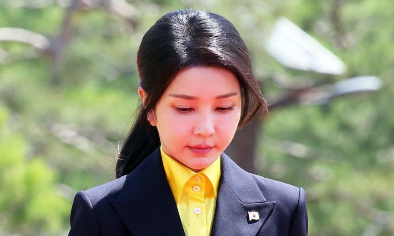 한국을 국빈 방문한 아랍에미리트(UAE) 모하메드 대통령의 공식 환영식이 2024년 5월29일 서울 용산 대통령실청사에서 열린 가운데 윤석열 전 대통령의 부인 김건희씨가 사열대를 걷고 있다. 대통령실사진기자단