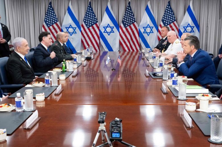 피트 헤그세스 미국 국방부 장관과 베냐민 네타냐후 이스라엘 총리(왼쪽)이 9일(현지시각) 미국 워싱턴 펜타곤에서 회담을 하고 있다. 워싱턴/AFP 연합뉴스