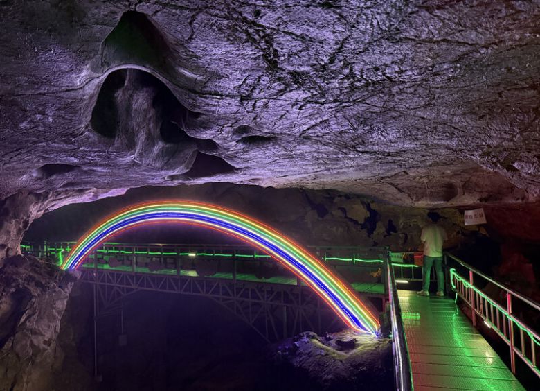 환선굴 안에는 다채로운 볼거리가 많다. 조명으로 만든 무지개다리 조형물. 박미향 기자